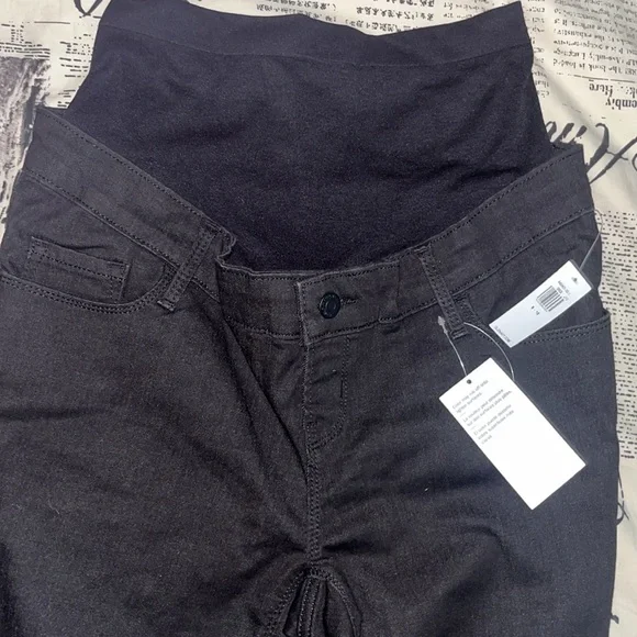 Old navy maternity rockstar jeans - Picture 2 of 3